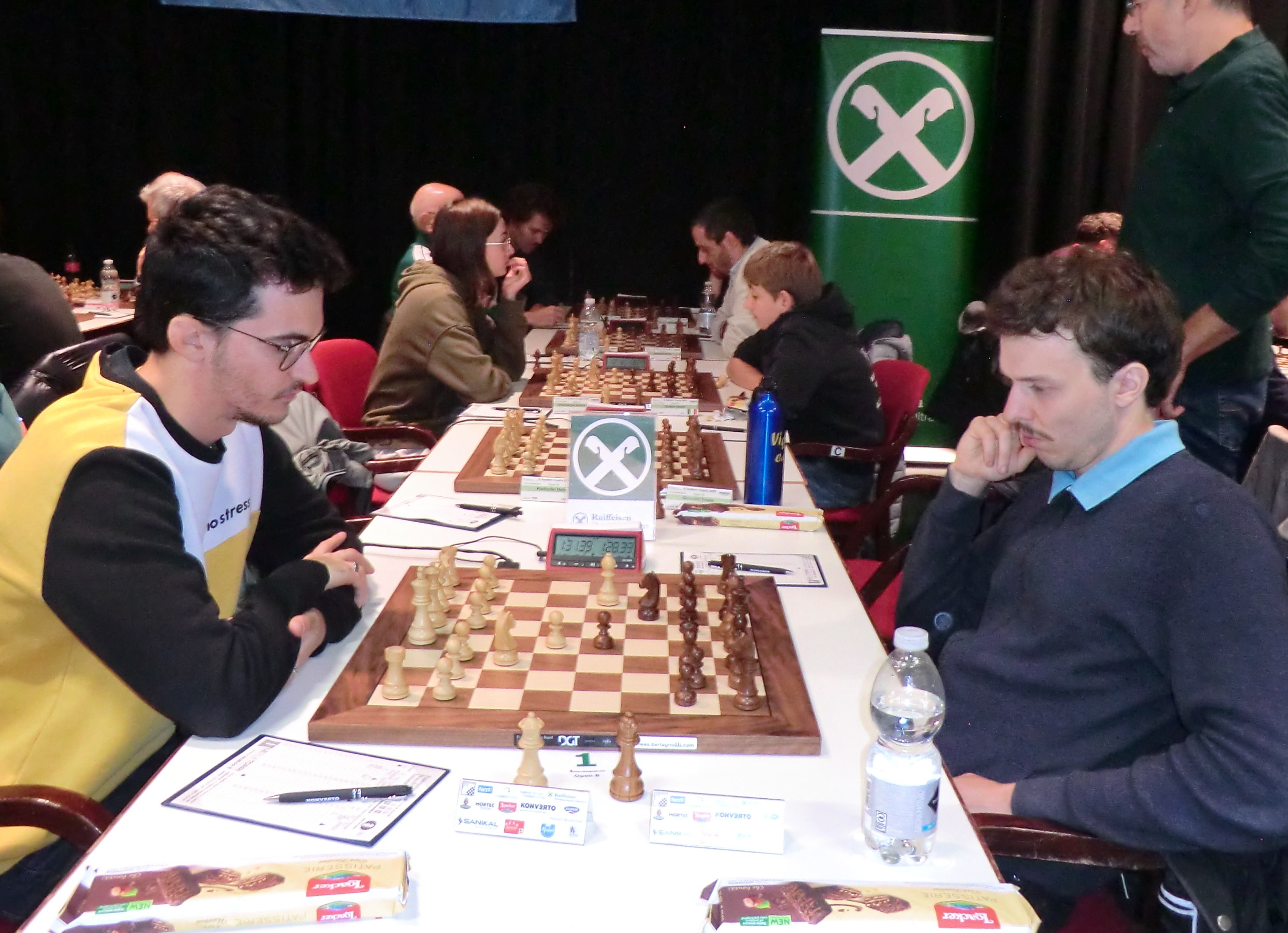 Südtiroler Duell auf Brett 1 im Open B, Sieger Ruben Puechler lings gewinnt gegen Fridolin Maier rechts.