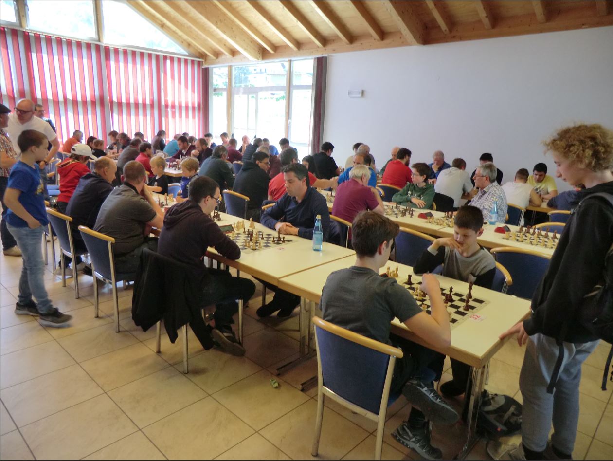 37. Kalterer Osterturnier und 2. Internationale Sparkassen Trophy Daniel Harrwitz stehen für der Tür.